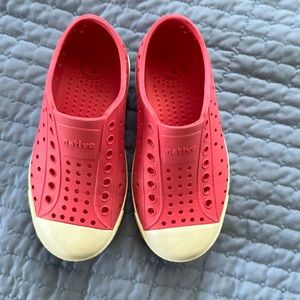 Girls Native slip on water shoes pink - Size 10